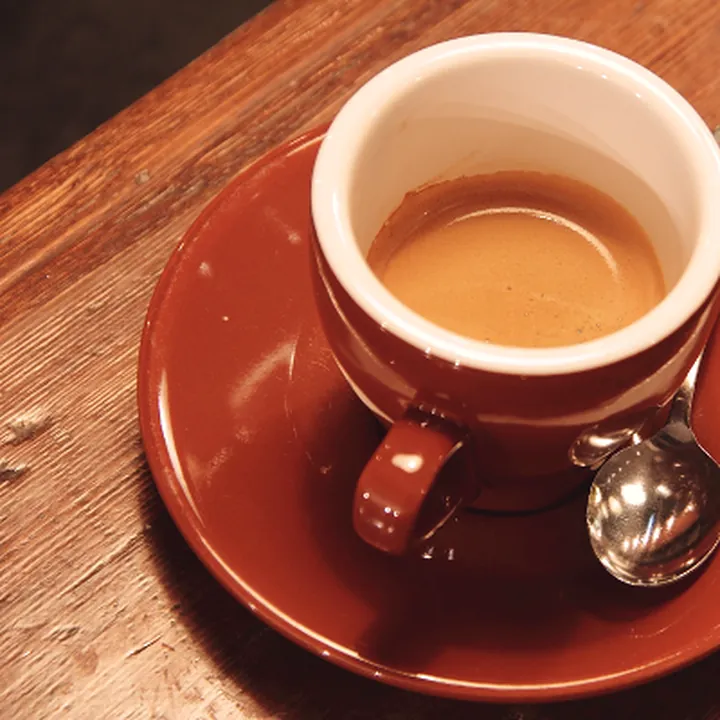 Taza de café sobre una mesa de madera